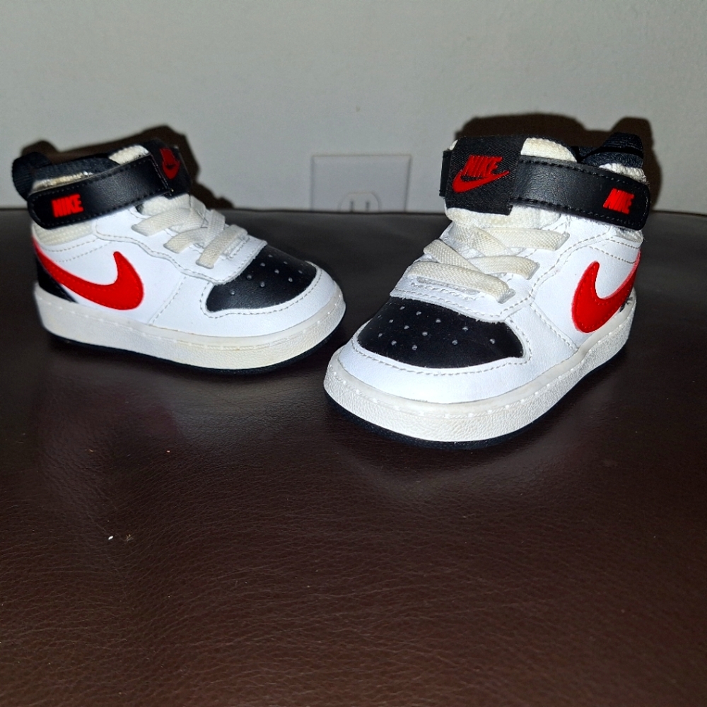 Nike Court Borough Mid 2 Sneakers. Kid's Sz 4C